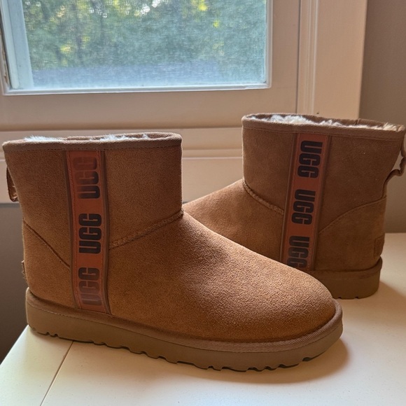 NWOB UGG Classic Mini Side Logo II Boots - Picture 2 of 6